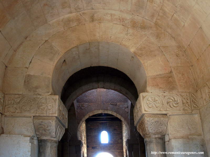 DETALLE DEL ARCO TRIUNFAL DESDE EL INTERIOR DEL ÁBSIDE